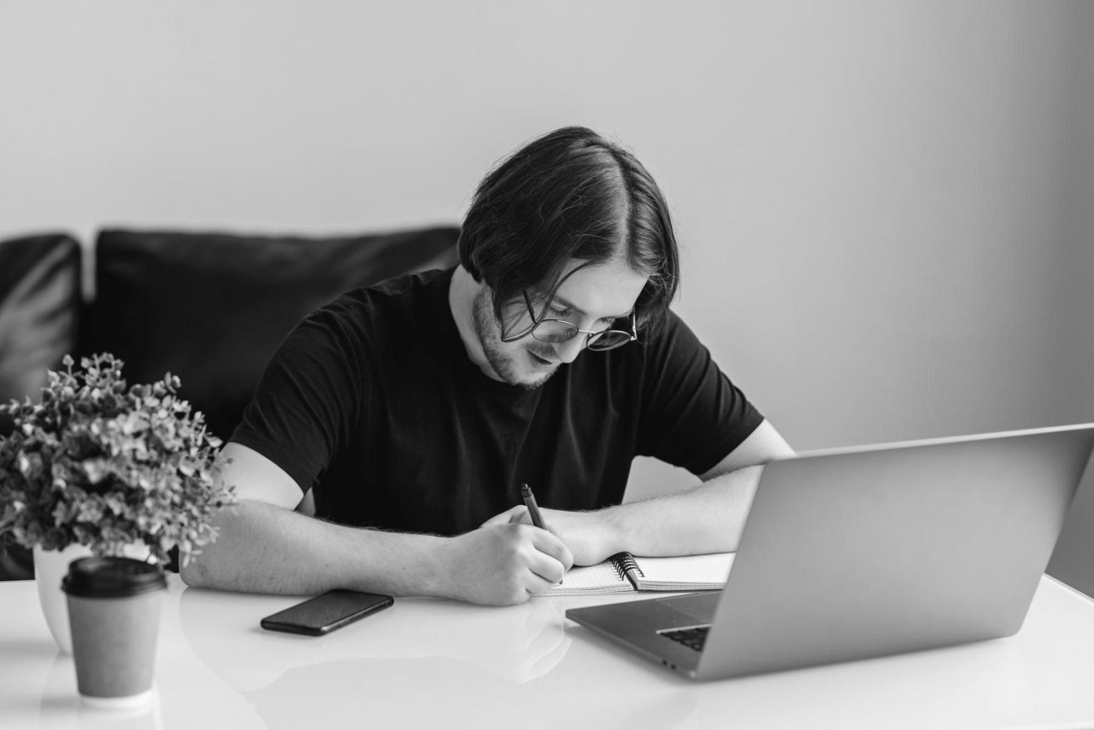 Sessione di scrittura creativa con strumenti e materiali